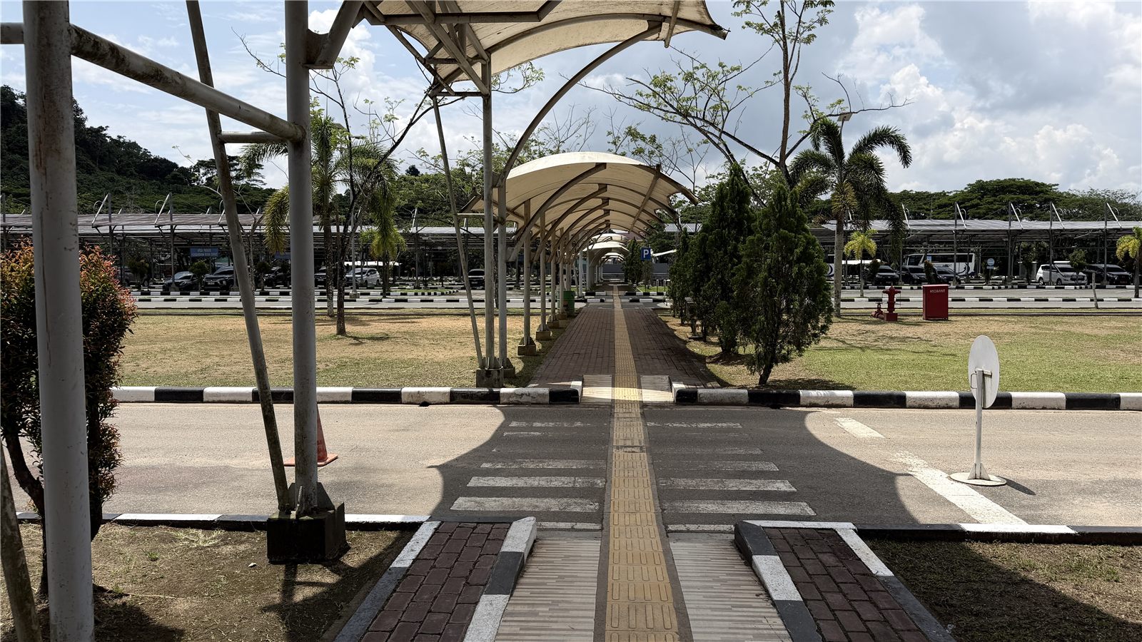 Jalan Landai dan Pegangan Rambat